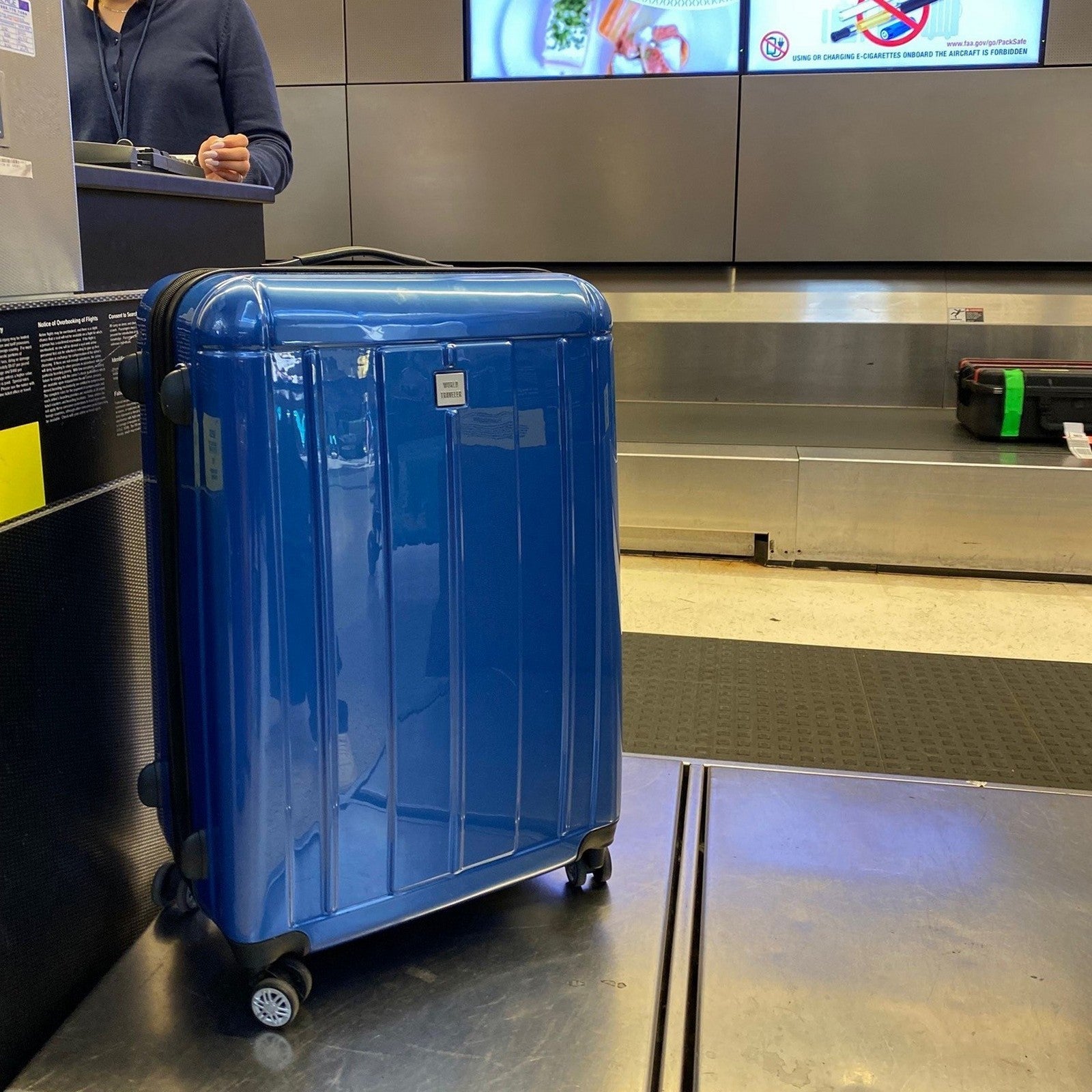 World Traveler Contour 28-Inch Lightweight Polycarbonate Hardside Expandable Spinner Luggage with TSA Lock - Apple Green