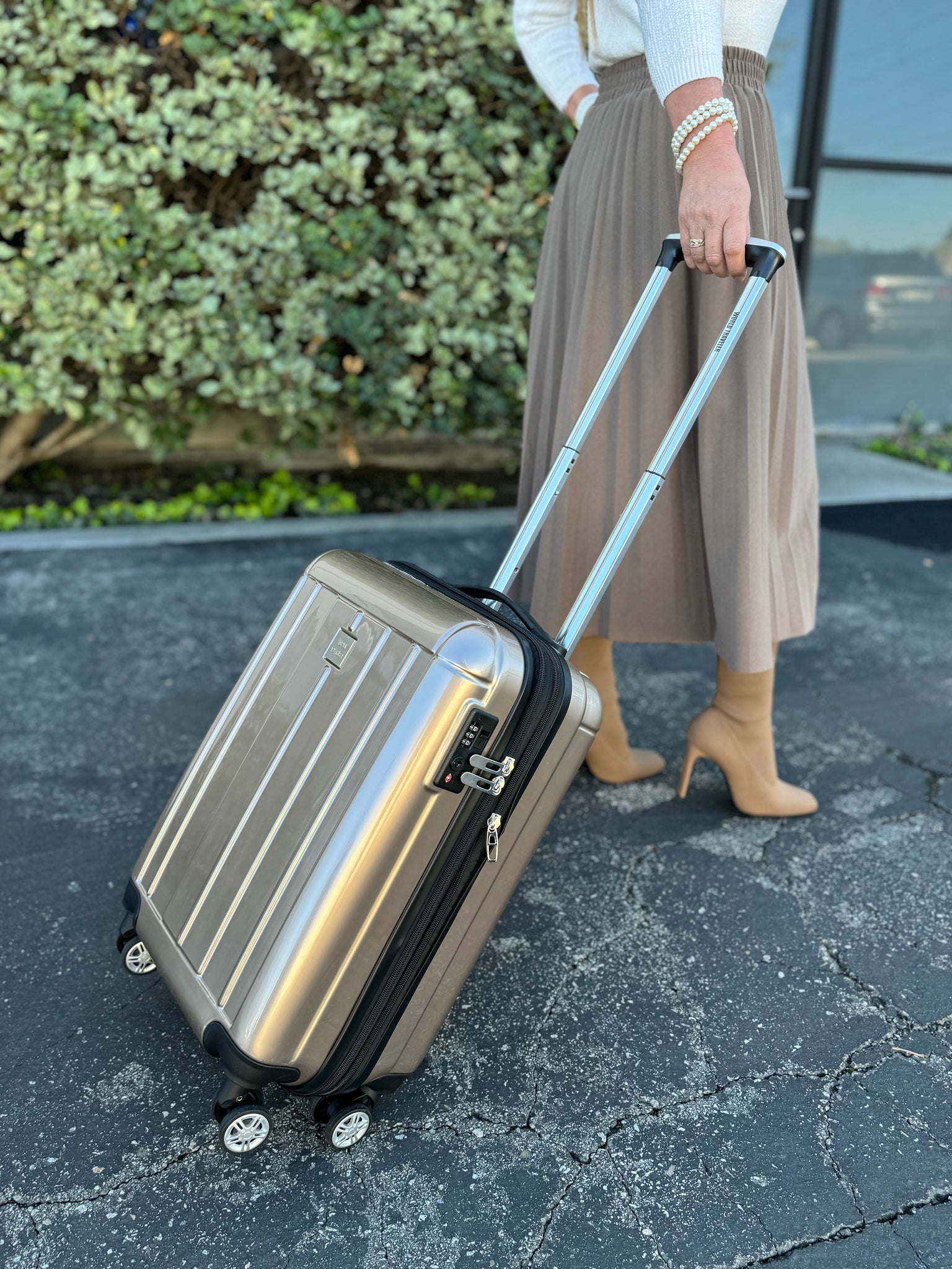 World Traveler Contour 24-Inch Lightweight Polycarbonate Hardside Expandable Spinner Luggage with TSA Lock - Apple Green