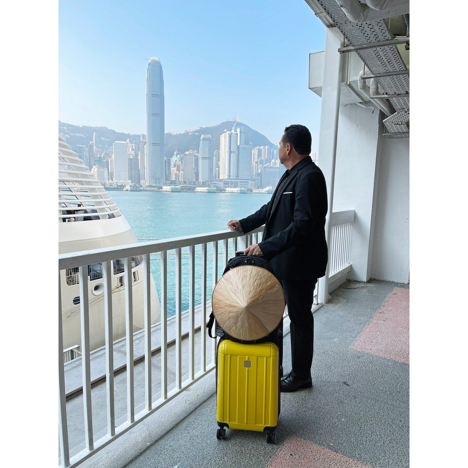 World Traveler Contour 20-Inch Carry-On Lightweight Polycarbonate Hardside Expandable Spinner Luggage with TSA Lock - Apple Green